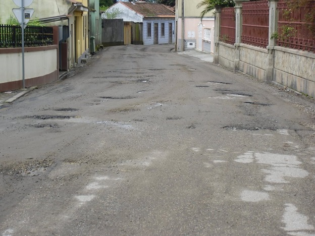 De buraco em buraco – Ricardo Alves Lopes