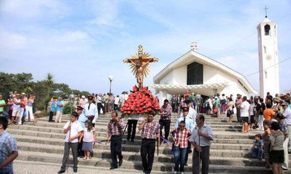 Faltam braços para levar os andores das Festas do Mar