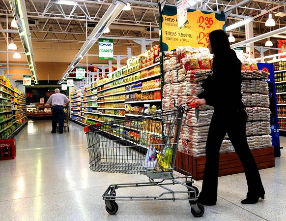Mulher queria passar caixas de supermercado sem pagar