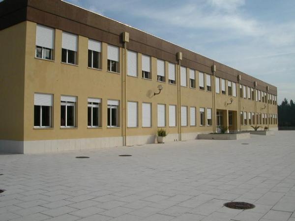S. Vicente: Queda de extintor leva 11 alunos ao hospital S. Vicente: Queda de extintor leva 11 alunos ao hospital