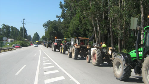 Agricultores protestam em marcha de tractores
