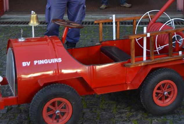 Pinguins dão “prenda” aos bombeiros Pinguins dão “prenda” aos bombeiros