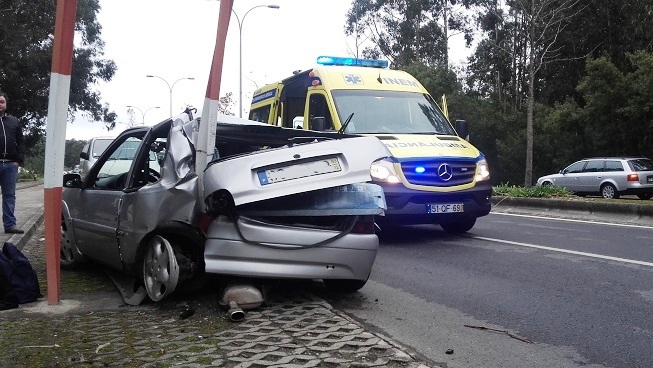 Aparatoso acidente na Avenida Francisco Sá Carneiro Aparatoso acidente na Avenida Francisco Sá Carneiro