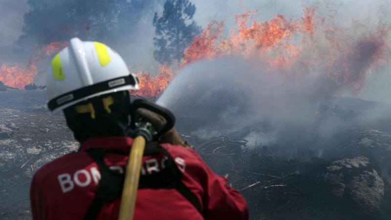 Incêndio faz um desalojado em São João