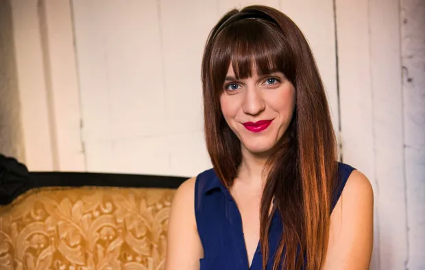 Luísa Sobral estreia-se a escrever música para teatro. Peça é uma ode aos livros Luísa Sobral estreia-se a escrever música para teatro. Peça é uma ode aos livros