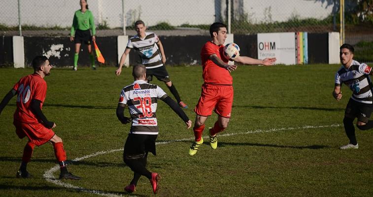 Futebol: Esmoriz e Ovarense lideram Futebol: Esmoriz e Ovarense lideram