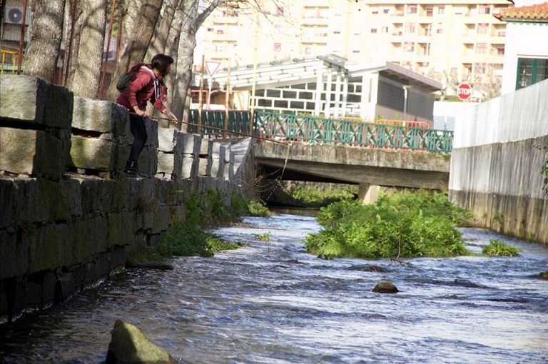 Jovens limpam o rio Cáster e espaços verdes envolventes Jovens limpam o rio Cáster e espaços verdes envolventes