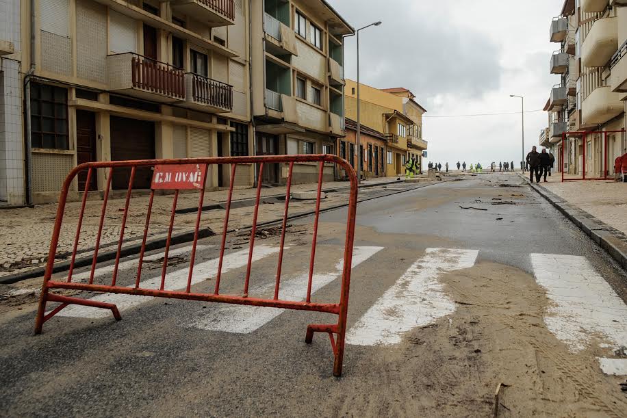 Barras de ferro e sacos de areia contra as ondas do mar Barras de ferro e sacos de areia contra as ondas do mar