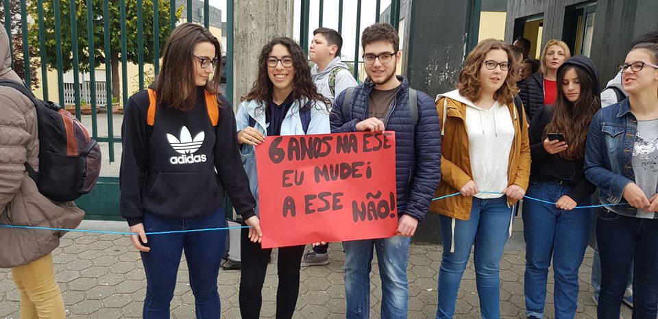 Cordão Humano na Secundária de Esmoriz exige obras na escola Cordão Humano na Secundária de Esmoriz exige obras na escola