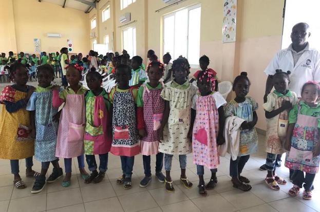 Meninas angolanas felizes com vestidos feitos na Murtosa Meninas angolanas felizes com vestidos feitos na Murtosa