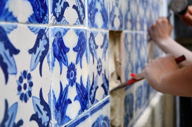 Alunos da Católica voltam a recuperar azulejos em Ovar Alunos da Católica voltam a recuperar azulejos em Ovar