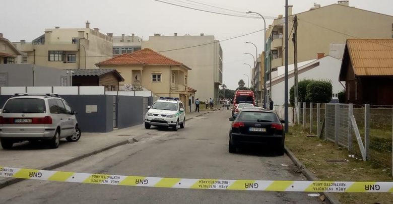 Esmoriz: Manietado homem barricado em casa que ameaçava com explosão (NA) Esmoriz: Manietado homem barricado em casa que ameaçava com explosão (NA)