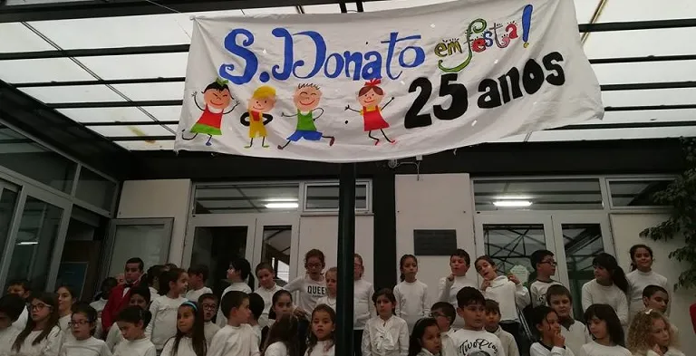 Comunidade dá as mãos em redor da EB São Donato Comunidade dá as mãos em redor da EB São Donato