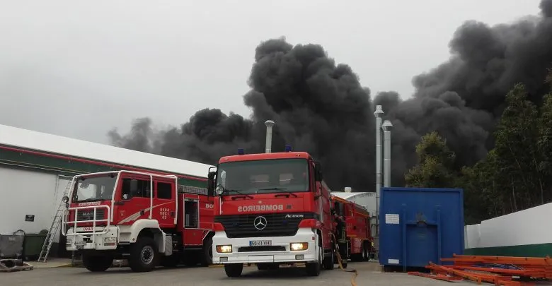 Incêndio na Valmet mobiliza bombeiros Incêndio na Valmet mobiliza bombeiros