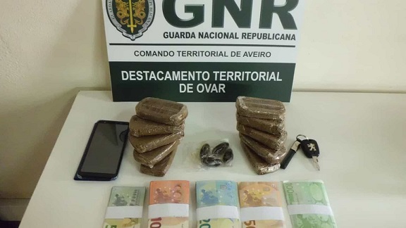 Detido na posse de 2.016 doses de haxixe em Esmoriz Detido na posse de 2.016 doses de haxixe em Esmoriz