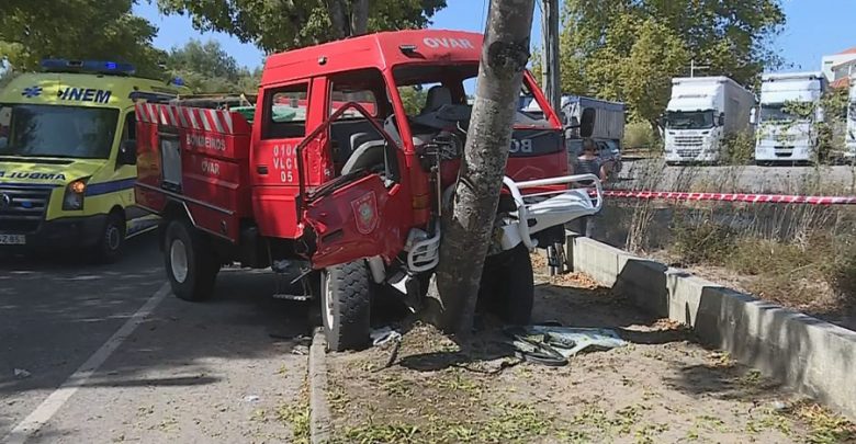 Bombeiros feridos em colisão de veículo contra árvore Bombeiros feridos em colisão de veículo contra árvore
