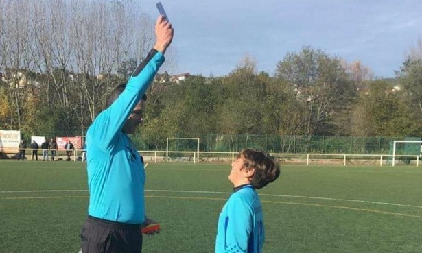 Jovem futebolista do SV Pereira protagoniza gesto de “fair-play” Jovem futebolista do SV Pereira protagoniza gesto de “fair-play”