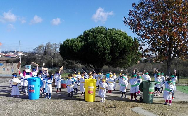 Alunos de Fundação valeguense querem ser “Heróis da Fruta” Alunos de Fundação valeguense querem ser “Heróis da Fruta”