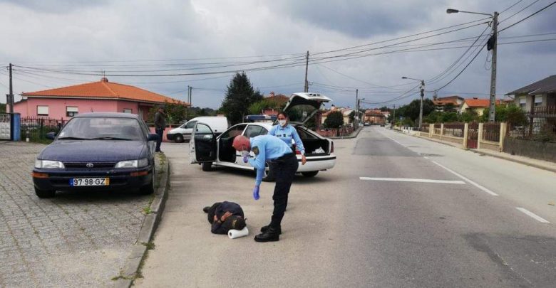 Ninguém parou para ajudar homem caído na estrada Ninguém parou para ajudar homem caído na estrada