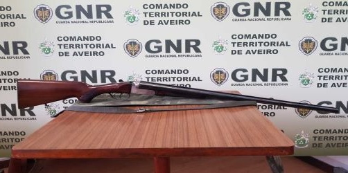 Ameaçava a mulher com uma arma de fogo Ameaçava a mulher com uma arma de fogo
