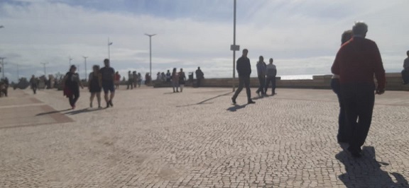 Muita gente desprotegida foi passear ao Furadouro Muita gente desprotegida foi passear ao Furadouro