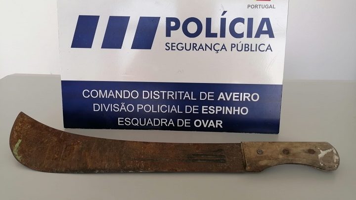 Ameaçou o vizinho com uma catana Ameaçou o vizinho com uma catana