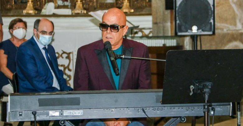 Pedro Abrunhosa canta para o pai que faleceu há dois meses Pedro Abrunhosa canta para o pai que faleceu há dois meses