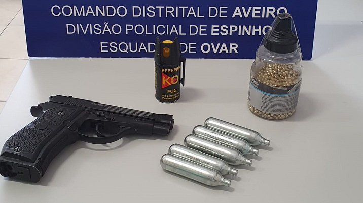 Condutores envolvem-se em discussão nas ruas da cidade Condutores envolvem-se em discussão nas ruas da cidade