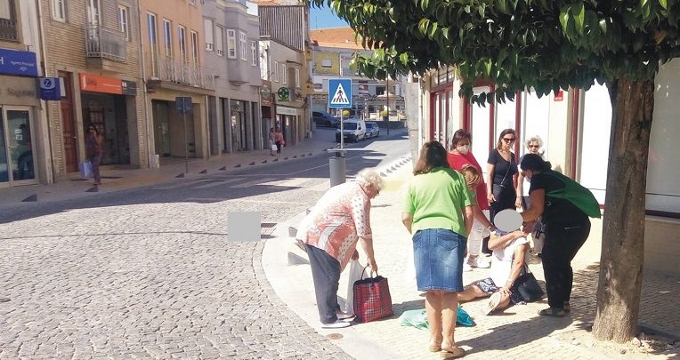 “Vesúvios” do centro da cidade provocam quedas aos peões “Vesúvios” do centro da cidade provocam quedas aos peões