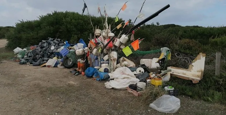 Brigada do Mar e TransforMar retiram 12 toneladas de lixo dos areais Brigada do Mar e TransforMar retiram 12 toneladas de lixo dos areais