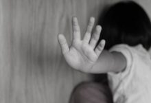 Jovem detido por abuso de menina de 13 anos que conheceu na Internet