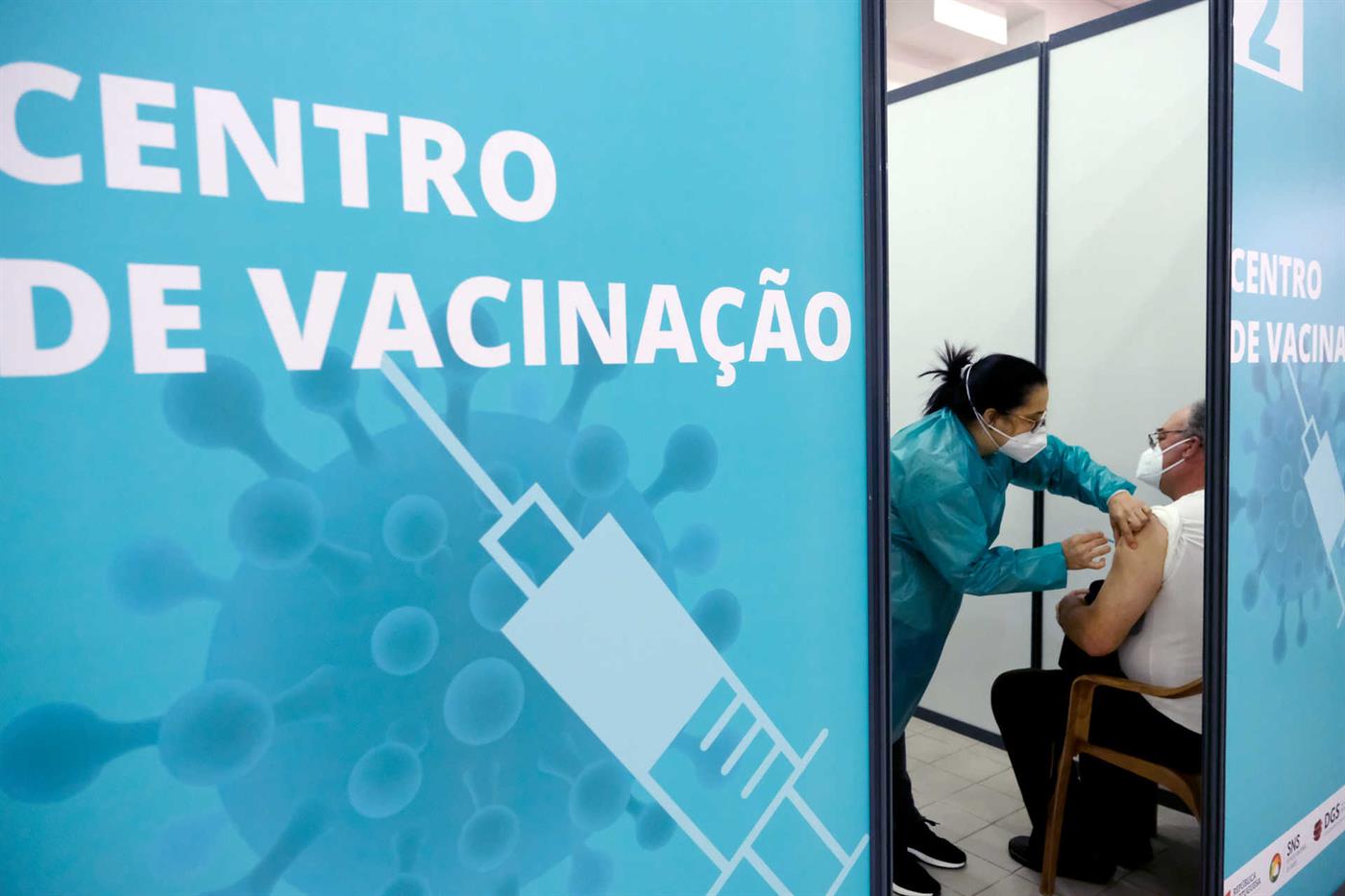 Campanha de vacinação covid e gripe arranca a 5 de setembro