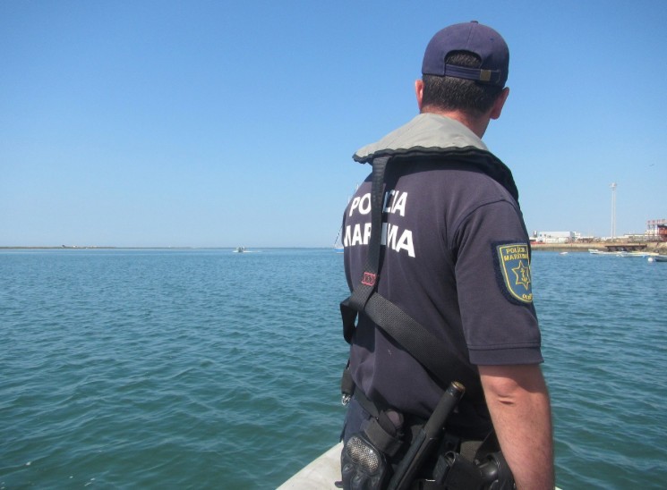Pescador atacado por tubarão-azul teve de ser resgatado