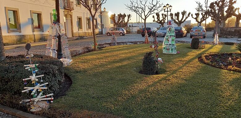 Árvores de Natal recicladas enfeitam Largo dos Combatentes Árvores de Natal recicladas enfeitam Largo dos Combatentes