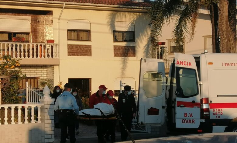Válega: Mãe e filha encontradas mortas dentro de casa Válega: Mãe e filha encontradas mortas dentro de casa