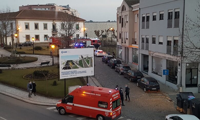 Incêndio destrói casa e deixa família desalojada Incêndio destrói casa e deixa família desalojada