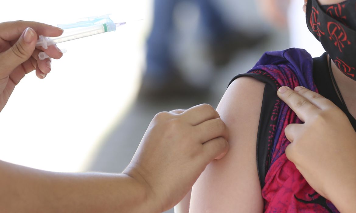 Idosos começam hoje a receber segundo reforço da vacina