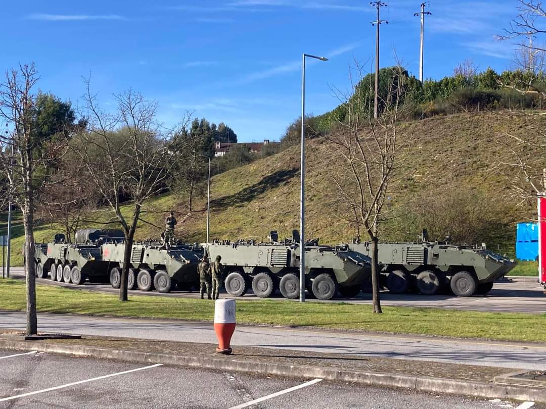 Coluna militar a caminho da base de Maceda