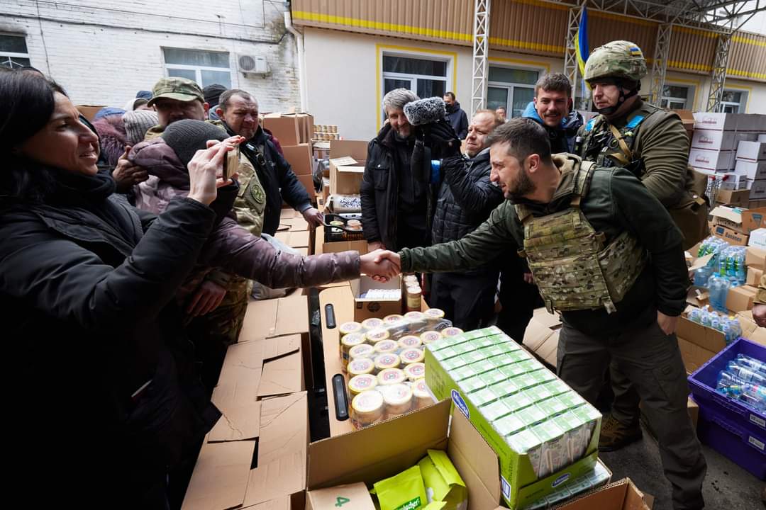 Zelensky distribui leite Mimosa em Bucha