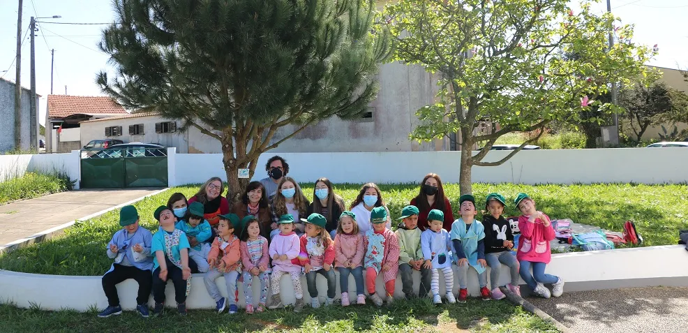 Amigos do Cáster colocam caixas-ninho no Jardim de Infância do Carvalho