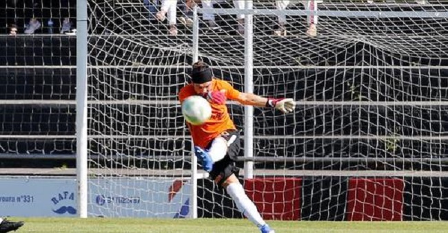 Capela provou que o avançado é mesmo o primeiro a defender