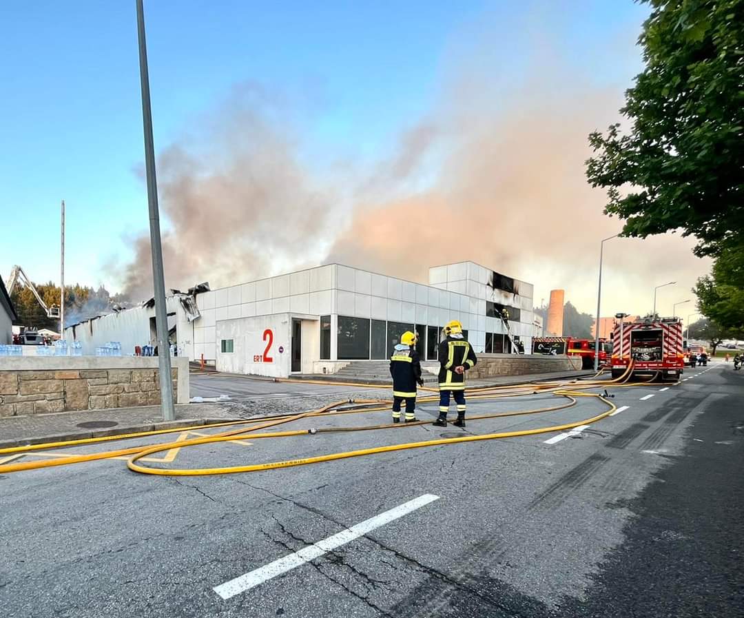 Incêndio na ERT continua em rescaldo
