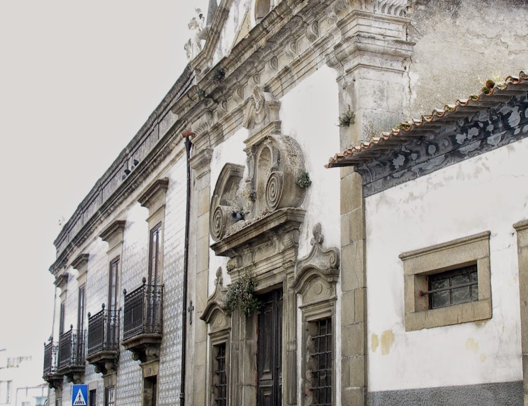 Ruína e vegetação tomam conta da Capela de São Lourenço