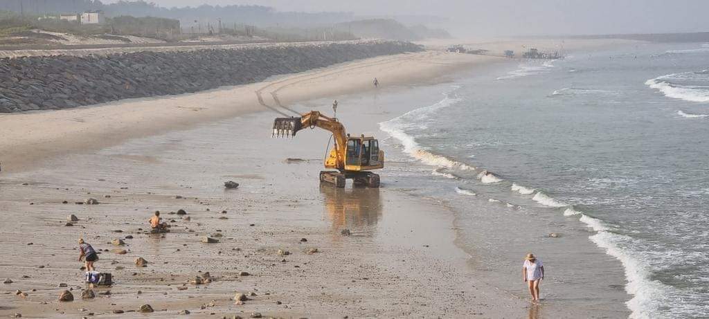 Cortegaça: Junta retira da praia resíduos de muro