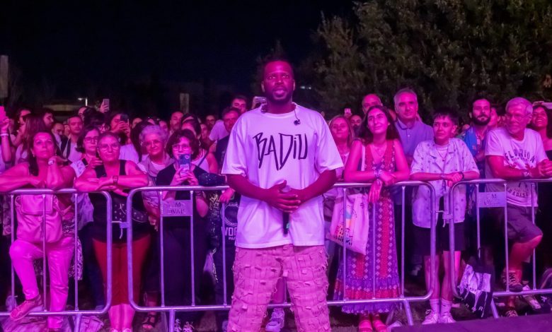 Dino D’Santiago pediu licença e desceu do palco Dino D’Santiago pediu licença e desceu do palco