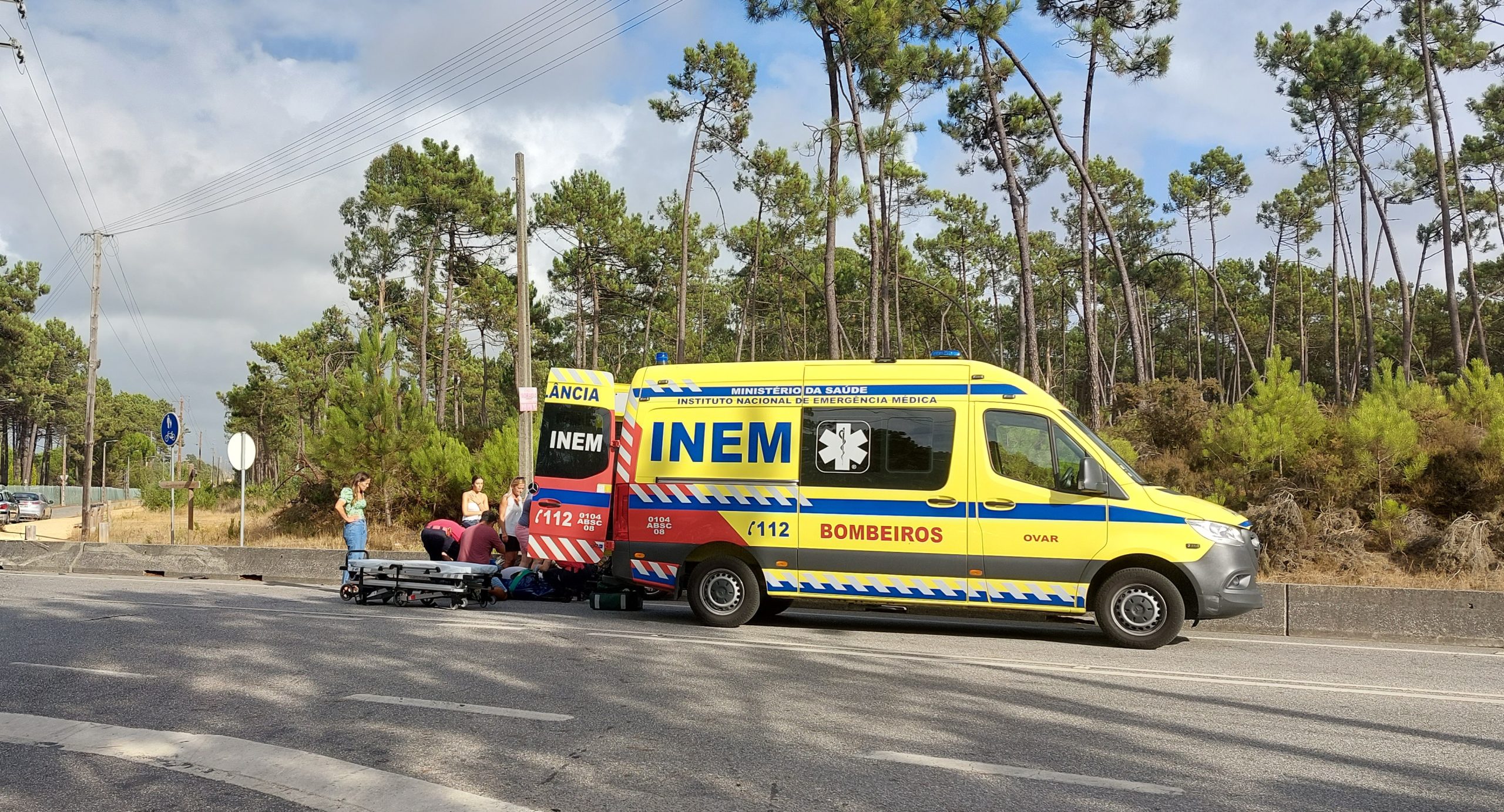 Colisão entre mota e viatura ligeira faz um ferido