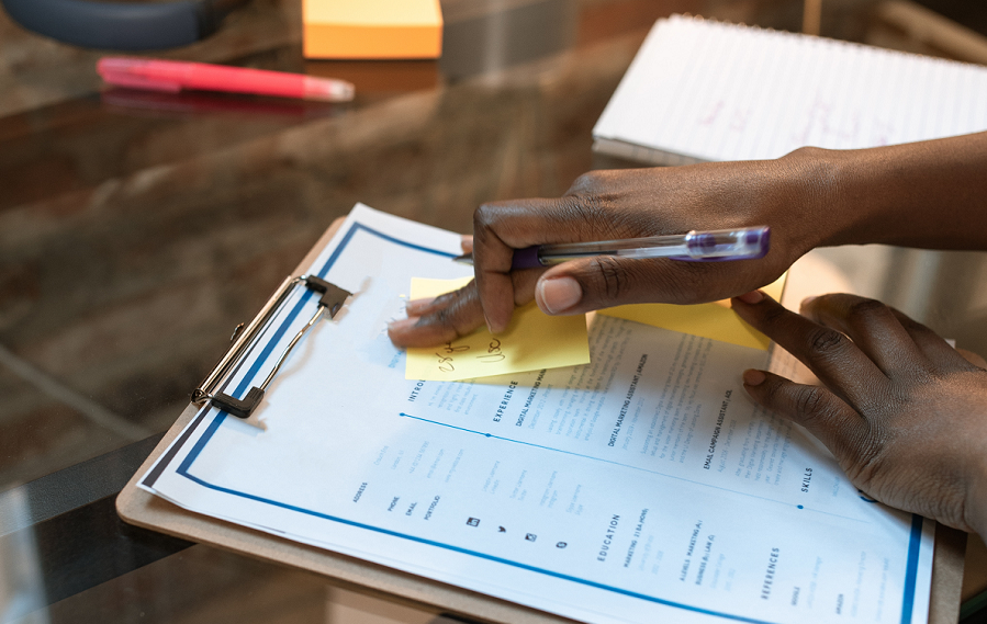 Como encontrar exemplos de currículos online?