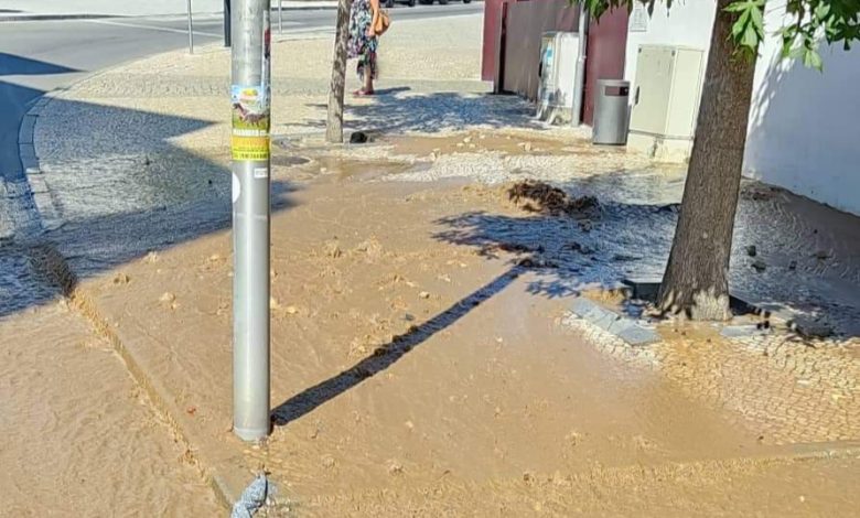 Rotura em conduta provoca “alterações” no abastecimento de água no centro Rotura em conduta provoca “alterações” no abastecimento de água no centro