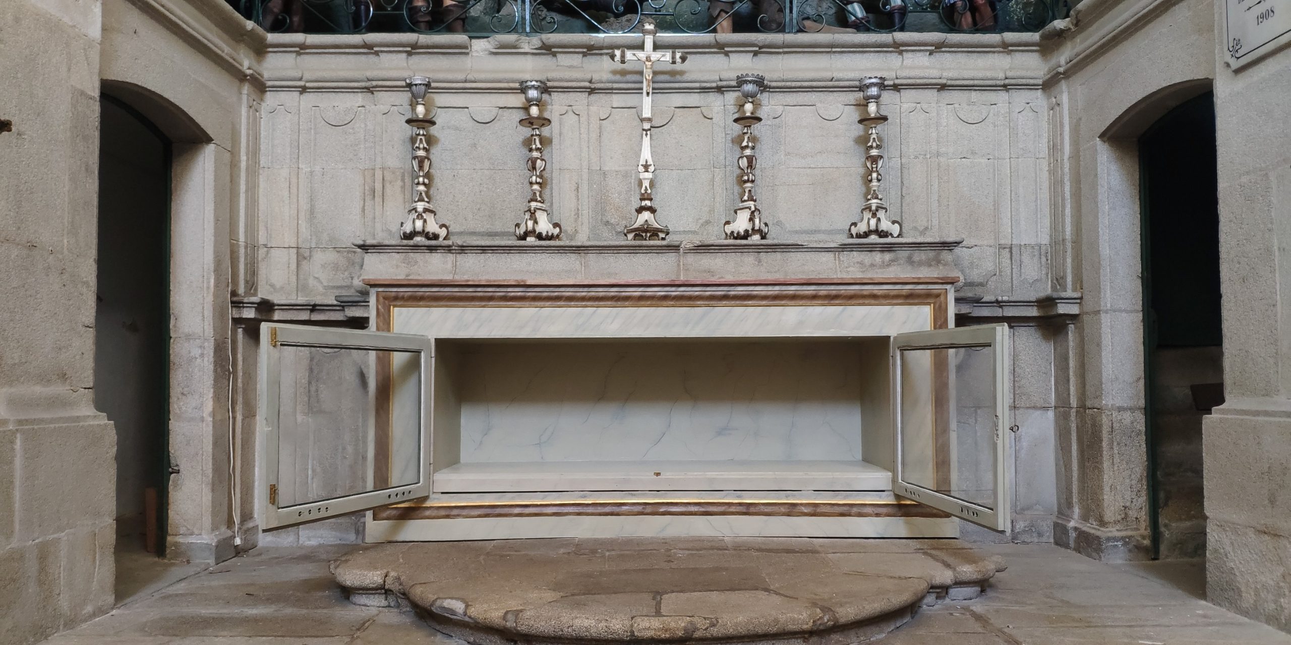 Paróquia procede ao restauro da urna do Senhor Morto