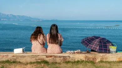 Duas jovens vareiras dinamizam acção de limpeza na praia
